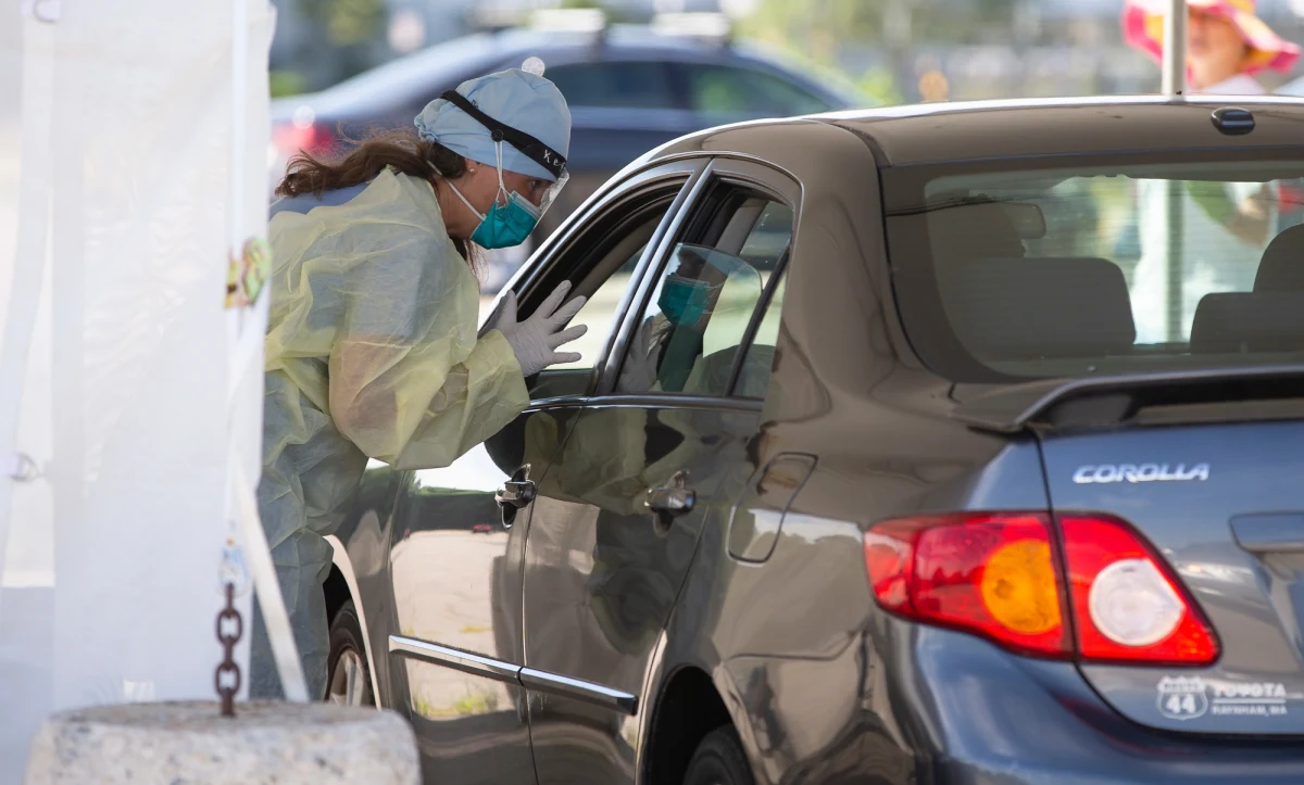 1442 osoby zmarły w Stanach Zjednoczonych z powodu koronawirusa w ciągu minionej doby - wynika z najnowszych danych Uniwersytetu Johnsa Hopkinsa w Baltimore. To czwarty dzień z rzędu w USA z dziennym bilansem ofiar śmiertelnych wyższym niż 1,2 tys.