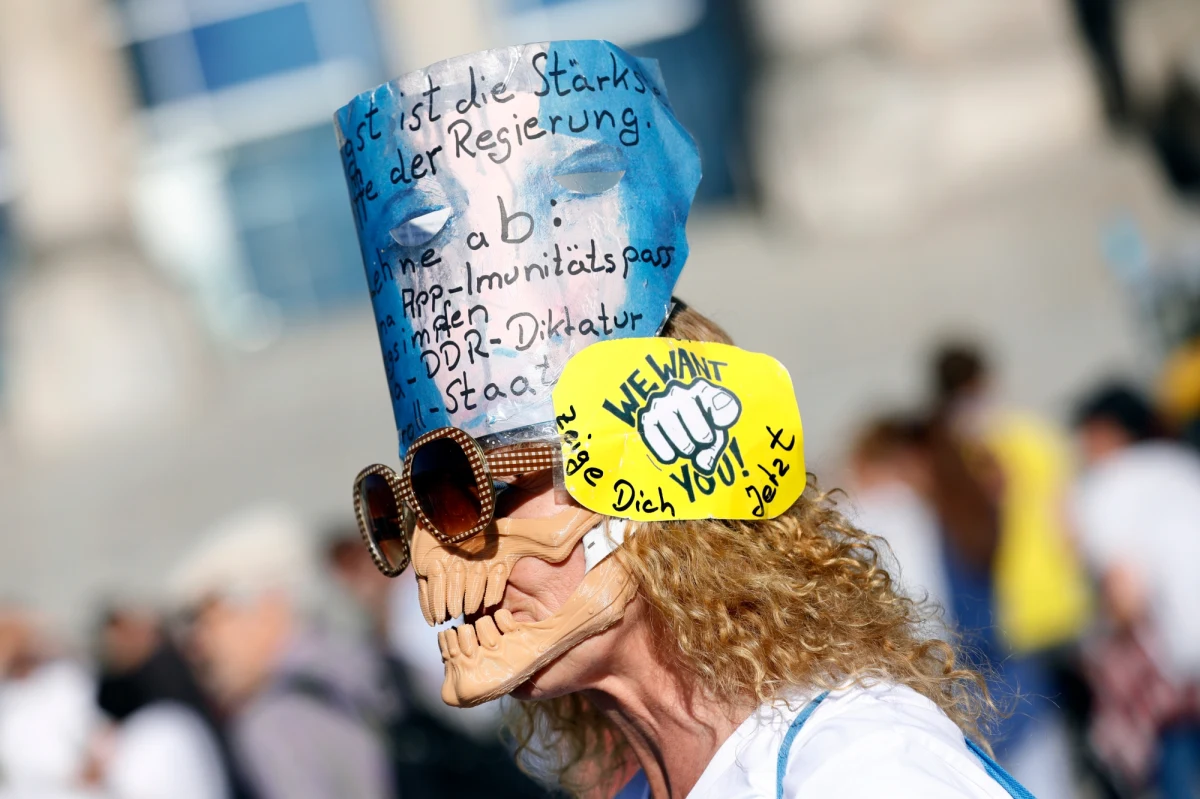 Około 15 tys. osób wzięło udział w manifestacji w stolicy Niemiec Berlinie, zorganizowanej przez przeciwników obostrzeń nakładanych w związku z epidemią koronawirusa w tym kraju. Twierdzą one, że pandemia to tylko teoria spiskowa. 