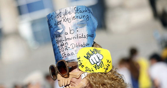 Około 15 tys. osób wzięło udział w manifestacji w stolicy Niemiec Berlinie, zorganizowanej przez przeciwników obostrzeń nakładanych w związku z epidemią koronawirusa w tym kraju. Twierdzą one, że pandemia to tylko teoria spiskowa. 