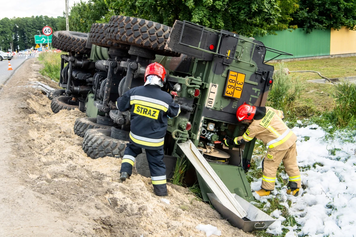 Przez 13 godzin zablokowana była po wypadku cysterny wojsk amerykańskich krajowa "10" w rejonie Bydgoszczy. Przed południem cysterna z paliwem lotniczym przewróciła się w Lisim Ogonie. Nikt w wypadku nie ucierpiał.