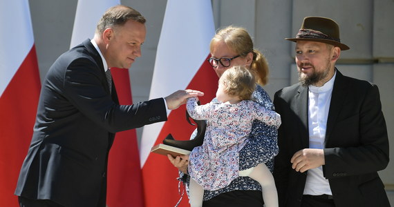 O ogromnym szacunku do rodzin - "zwłaszcza takich, w których jest więcej dzieci, w których rodzice decydują się ponosić w większym stopniu trud wychowawczy" - mówił prezydent Andrzej Duda podczas spotkania z przedstawicielami Związku Dużych Rodzin "Trzy plus". "Chciałbym, by przede wszystkim młodzi ludzie w Polsce mieli odwagę mieć dzieci, nie bali się brać na siebie tej odpowiedzialności" - podkreślał.
