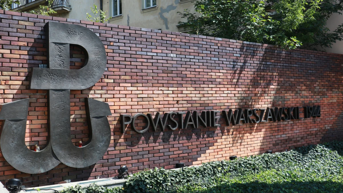 W połowie września 1981 r. przyszedłem na pierwszą w życiu lekcję języka polskiego w II LO im. Romualda Traugutta w Częstochowie. Po kilku minutach nafaszerowanego anegdotami wykładu wysokiego starszego pana wyciągnąłem z torby podręcznik... historii. Do końca lekcji szukałem w nim tego, o czym mówił. Nie znalazłem przez kolejne cztery lata.