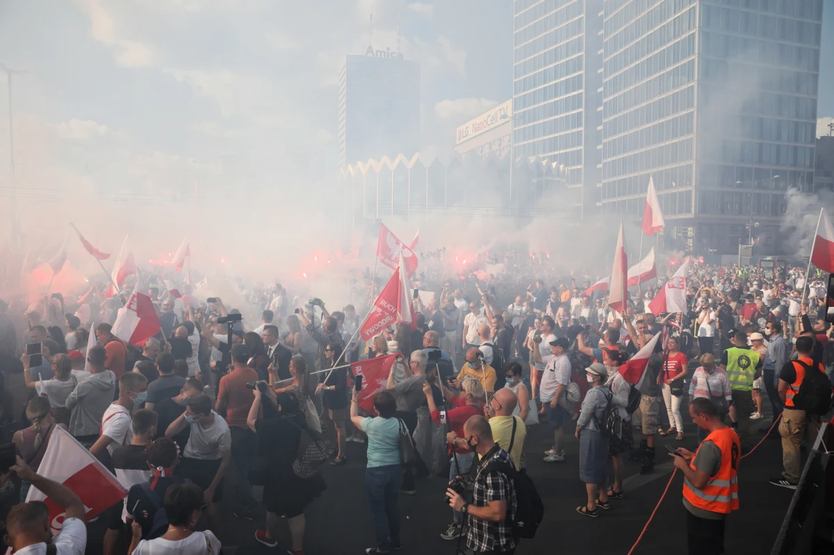 Minęło 76 lat od momentu, kiedy Powstańcy Warszawscy stanęli do heroicznej walki z niemieckimi wojskami. Dzisiaj o godzinie 17:00 - w powstańczą Godzinę "W" - w całym kraju zawyły syreny. Polacy na moment się zatrzymali. Wspólnie oddaliśmy hołd bohaterom 63 dni ’44 roku.