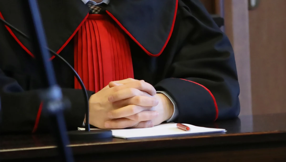 Zarzut usiłowania zabójstwa usłyszała 40-letnia mieszkanka Tychów, która w piątek poraniła nożem swojego półtorarocznego synka. Chłopiec ma kilka ran szyi, jest w szpitalu. Jego stan lekarze określają jako ciężki, ale stabilny. 40-latka przyznała się do winy.