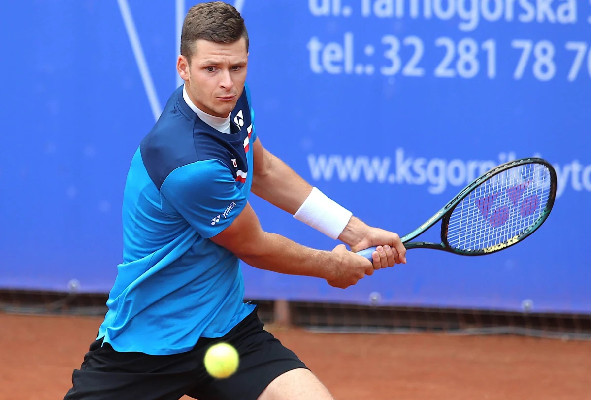 Hubert Hurkacz trenuje we Wrocławiu i za kilka dni wyleci znów do Stanów Zjednoczonych, by na Florydzie przygotowywać się do turnieju ATP, który w tym sezonie z powodu pandemii nie odbędzie się w Cincinnati a w Nowym Jorku. Ma to być generalny sprawdzian prze US Open. O treningach we Wrocławiu, ale też o nad spodziewanie długim pobycie na Florydzie z najwyżej obecnie notowanym polskim tenisistą Hubertem Hurkaczem rozmawiał Wojciech Marczyk z redakcji sportowej RMF FM.