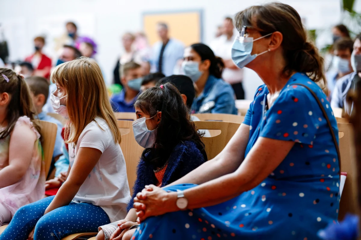 Wdrożenie polityki dystansowania społecznego koreluje ze znacznym ograniczeniem transmisji wirusa SARS-CoV-2 - potwierdzają naukowcy na łamach „PLOS ONE”. Według ich wyliczeń polityka dystansowania przyjęta w 46 krajach zapobiegła ok. 1,57 mln. przypadków COVID-19 w skali zaledwie 2 tygodni.