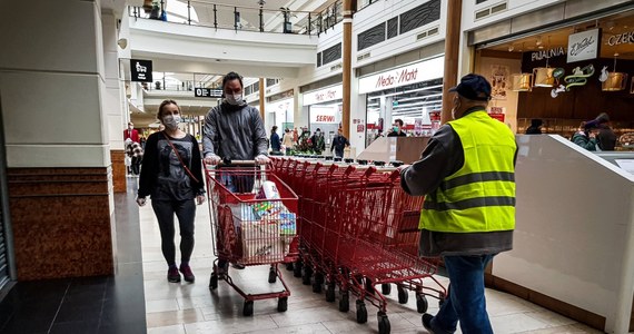 Polska Izba Handlu apeluje o bezwzględne zasłanianie ust i nosa we wszystkich sklepach i punktach usługowych. Organizacja podkreśla, że nie powinno się nadużywać argumentu o przeciwwskazaniach medycznych, by uchylać się od obowiązku noszenia maseczek. 