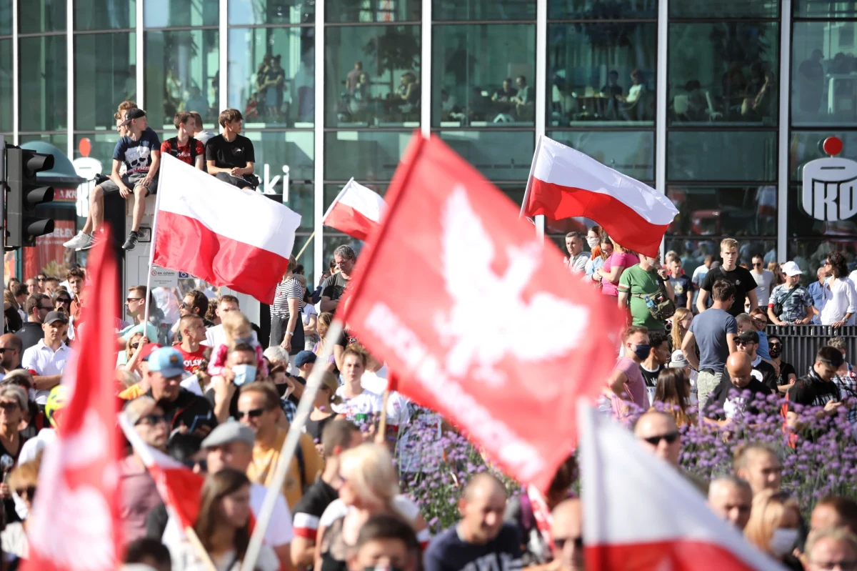 Są pierwsze zawiadomienia, które dotyczą zakłócenia porządku podczas Marszu Powstania Warszawskiego - poinformował w niedzielę rzecznik Komendy Stołecznej Policji nadkom. Sylwester Marczak. Dodał, że w sumie funkcjonariusze wylegitymowali ponad 45 osób i zatrzymali 11.