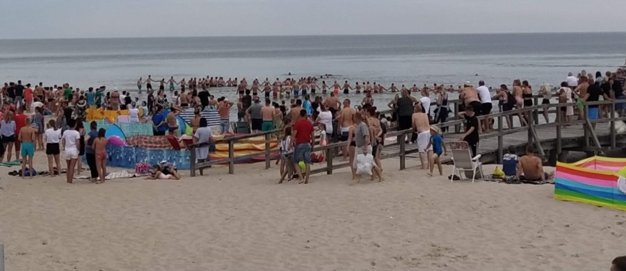 Nie żyje 45-latek, który zasłabł podczas kąpieli na niestrzeżonej plaży w Sarbinowie. Mężczyzna pływał na dmuchanym materacu razem z 14-letnim dzieckiem. Ratownikom udało się uratować nastolatka.