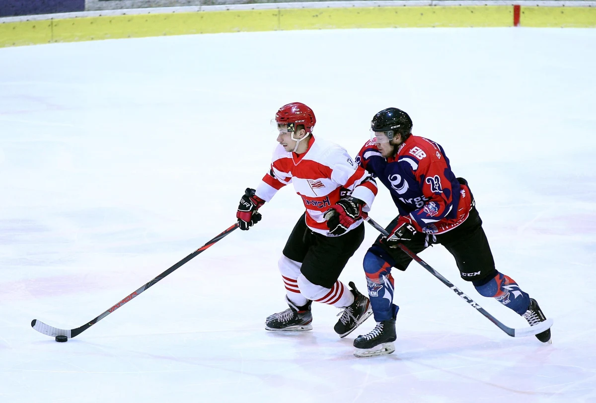 Trzech hokeistów, po powrocie ze zgrupowania reprezentacji Polski w Warszawie, jest zakażonych koronawirusem. "Natychmiast skontaktowaliśmy się z zawodnikami, trenerami i Państwową Inspekcją Sanitarną" – powiedział Mirosław Minkina, prezes PZHL.