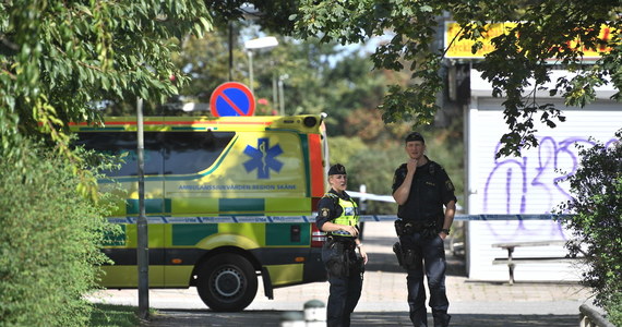 Nie żyje 12-letnia dziewczyna postrzelona w nocy z soboty na niedzielę przy stacji benzynowej w gminie Botkyrka pod Sztokholmem - poinformowała w niedzielę szwedzka policja. Prawdopodobnie była przypadkową ofiarą wojny gangów. Serwis Based Poland napisał na Twitterze, że ofiarą jest Polka o imieniu Adriana - donosi tvp.info
