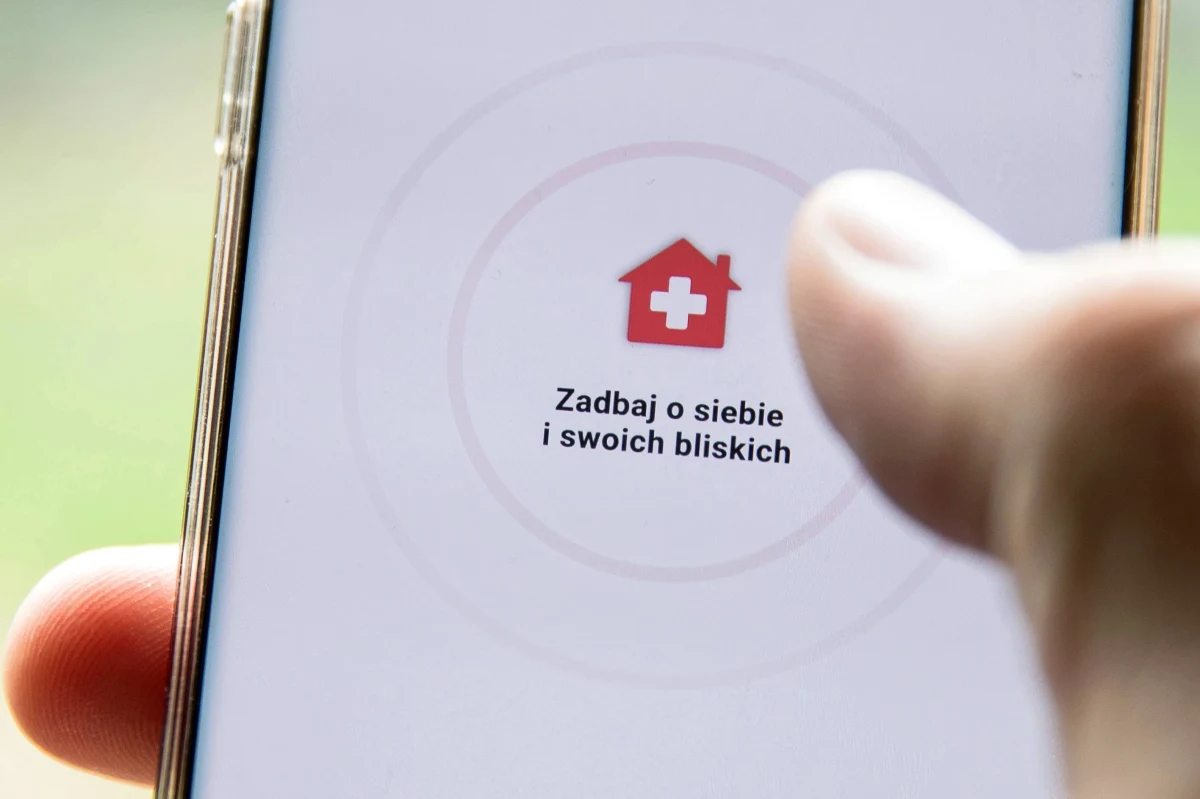 W związku z koronawirusem opracowaliśmy system, który pozwala zbierać anonimowe dane od operatorów sieci komórkowych, by monitorować, jak przemieszczają się użytkownicy telefonów - powiedział w wywiadzie dla Onetu minister cyfryzacji Marek Zagórski. Jego zdaniem, wzrost zakażeń nie spowodował, że rząd zastanawia się nad wprowadzeniem ponownego zamrożenia gospodarki. 