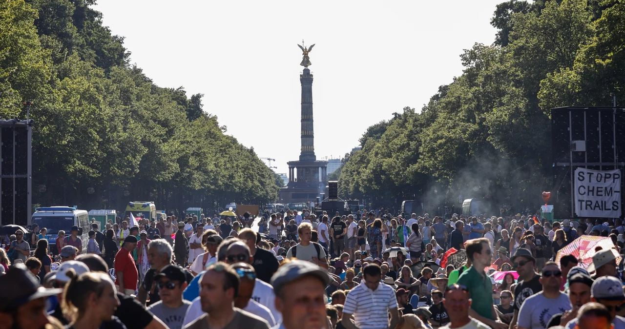 Manifestacje w Berlinie przeciwko wprowadzonym przez władze ograniczeniom związanym z koronawirusem