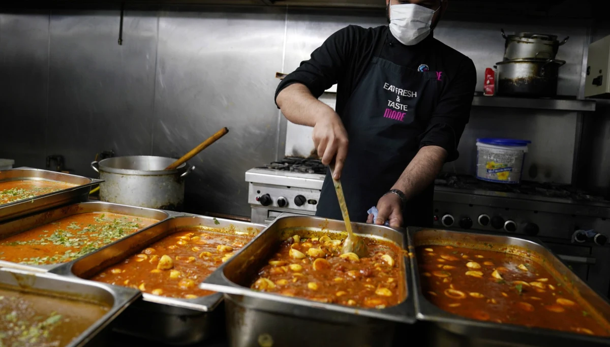 Od poniedziałku przez cały sierpień goście brytyjskich restauracji będą płacić za jedzenie i napoje bezalkoholowe tylko 50 proc. ceny, zaś koszt drugiej połowy sfinansuje rząd. Akcja ma pomóc sektorowi gastronomicznemu wyjść z kryzysu po epidemii koronawirusa. 