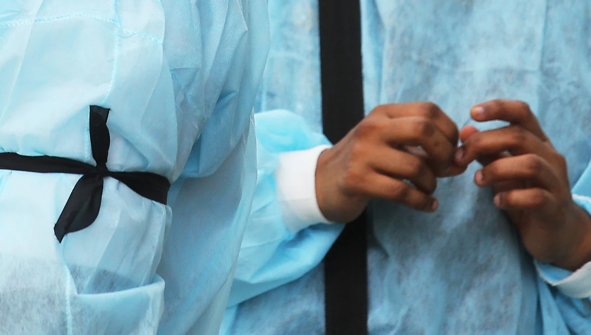 18 milionów ludzi zakaziło się koronawirusem na całym świecie od początku pandemii - poinformował Uniwersytet Johna Hopkinsa w Baltimore. Najwięcej zakażeń jest w Stanach Zjednoczonych i w Brazylii. Na całym świecie zmarło łącznie 688 351 zakażonych. 