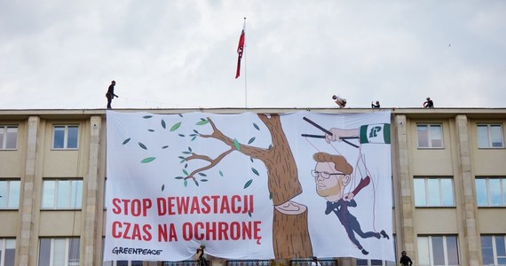 Policja wkroczyła do akcji po tym, jak o poranku kilkanaścioro aktywistów Greenpeace wspięło się na dach gmachu Ministerstwa Środowiska i rozwiesiło olbrzymi banner z napisem: "Stop dewastacji! Czas na ochronę" i z podobizną ministra środowiska Michała Wosia wycinającego drzewo. Ekolodzy apelują o objęcie wszystkich starych polskich lasów odpowiednią ochroną i krytykują ministra Wosia za to, że - jak czytamy w ich oficjalnym stanowisku - "nie zajmuje się ochroną przyrody, tylko realizuje rabunkową politykę szefów koncernu Lasy Państwowe". Przed południem policjanci zatrzymali 15 aktywistów.