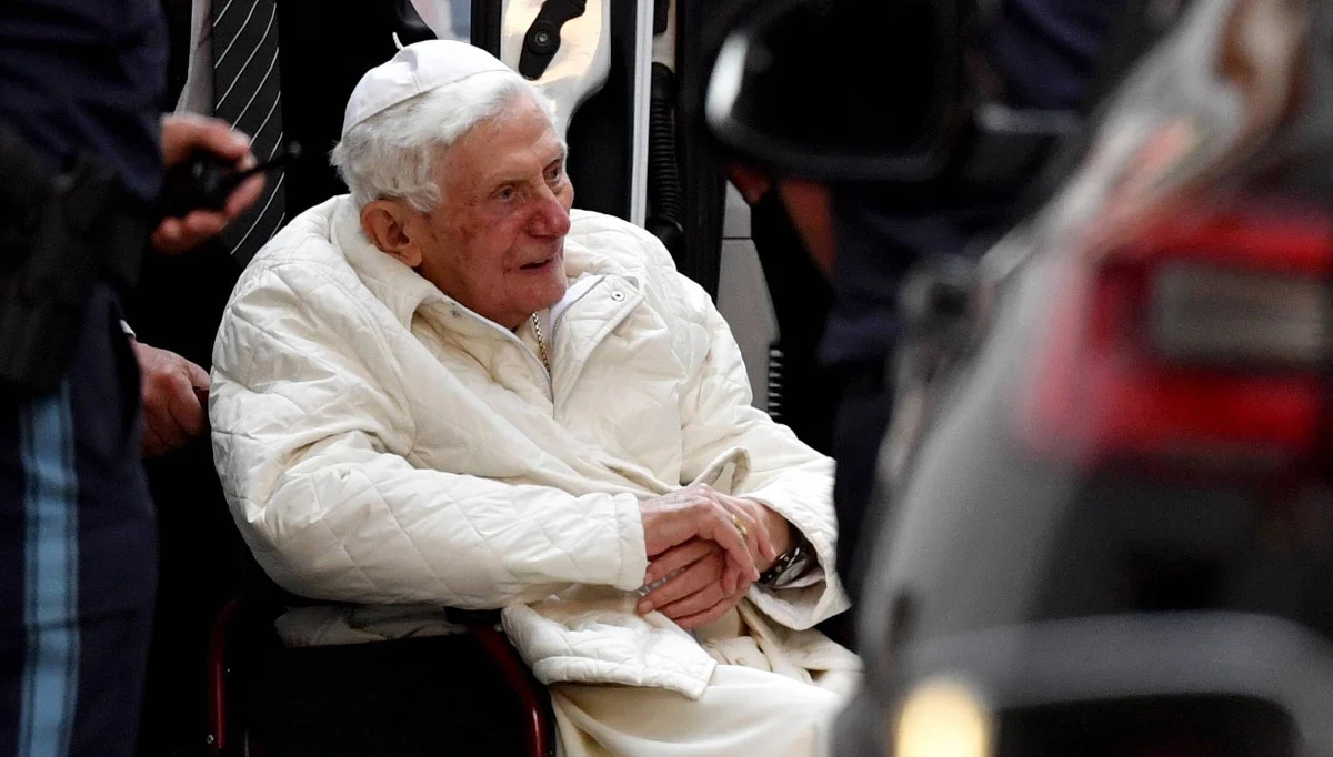 Stan zdrowia Benedykta XVI, który choruje na powodującą silne bóle różę twarzy, jest bardzo zły - poinformował niemiecki dziennik "Passauer Neue Presse" powołując się na jego biografa Petera Seewalda. 