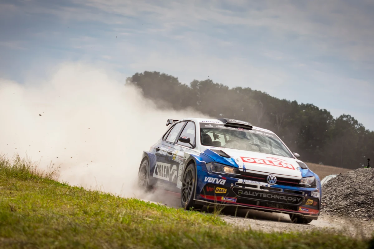 Trzy dni dzielą nas od rozpoczęcia pierwszej rundy Rajdowych Samochodowych Mistrzostw Polski na starcie MARMA 29. Rajdu Rzeszowskiego stanie blisko 100 załóg. Z numerem 9 wystartuje załoga Orlen Teamu w składzie: Kacper Wróblewski, Jakub Wróbel. "Rajd Rzeszowski jest zawsze bardzo trudny" - podkreśla Wróblewski w rozmowie z dziennikarzem redakcji sportowej RMF FM Wojciechem Marczykiem.