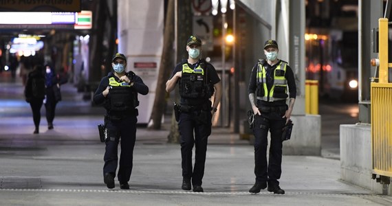 W związku z dalszym wzrostem zakażeń koronawirusem w stanie Wiktoria, na południowym wschodzie Australii, jego premier Daniel Andrews wprowadził "stan katastrofy" i godzinę policyjną w Melbourne. 