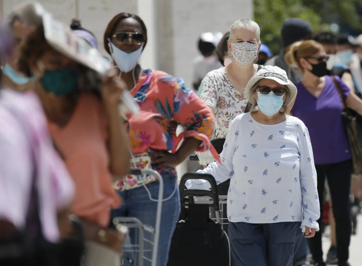 W państwach, w których przynajmniej do 2000 roku obowiązywały szczepienia BCG, w pierwszych 30 dniach epidemii Covid-19, pojawiało się mniej zakażeń. Umierało też mniej osób - twierdzą autorzy publikacji, która ukazała się na łamach "Science Advances". Zastrzegają jednak, żeby szczepionki na gruźlicę nie traktować jako środka ochrony przeciwko koronawirusowi. Liczą się bowiem również inne czynniki - zaznaczają. 