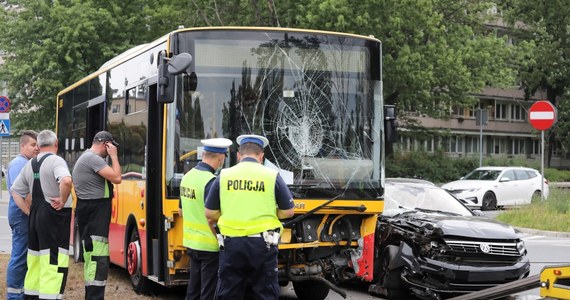 Dwie osoby zostały ranne w zderzeniu auta osobowego z autobusem miejskim w Warszawie. Jak podaje policja, to kierowca osobówki wymusił pierwszeństwo na autobusie. 