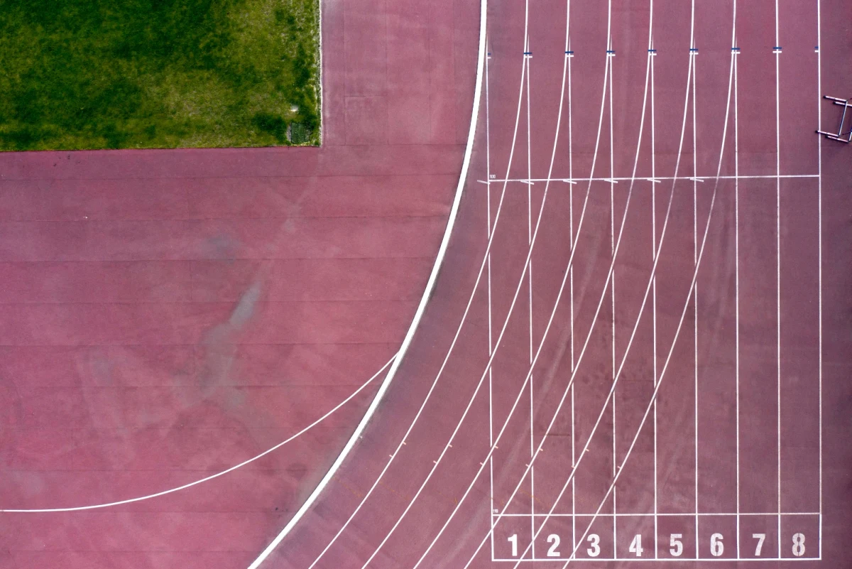 Wśród lekkoatletów przebywających na zgrupowaniu we Władysławowie wykryto kolejne dwa przypadki zakażenia koronawirusem. Informację podaną przez "Przegląd Sportowy" potwierdził w rozmowie z PAP lekarz kadry Jarosław Krzywański. Łącznie zarażona jest trójka zawodników.