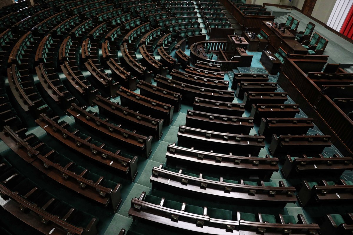 Zaplanowane na 7 sierpnia posiedzenie Sejmu zostało przesunięte na 14 sierpnia – poinformował dyrektor Centrum Informacyjnego Sejmu Andrzej Grzegrzółka. Wcześniej, decyzją marszałka Senatu Tomasza Grodzkiego, przełożone zostało o tydzień (z 4-7 sierpnia na 11-13 sierpnia) posiedzenie Senatu. Powodem takich decyzji są przypadki koronawirusa wśród parlamentarzystów. Zaprzysiężenie prezydenta Andrzeja Dudy ma odbyć się przed Zgromadzeniem Narodowym w pierwotnie zaplanowanym terminie - 6 sierpnia. Wicepremier i minister aktywów państwowych Jacek Sasin przyznał w rozmowie z Polsat News, że nie wyobraża sobie przełożenia tej uroczystości.