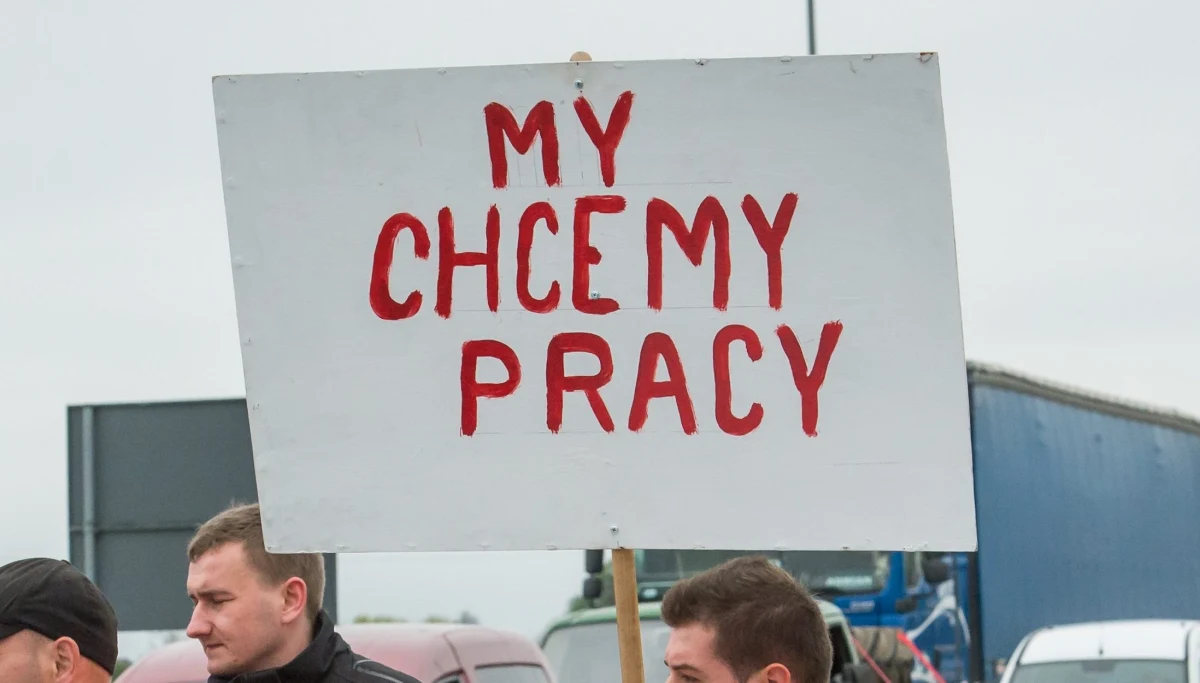 Aż co trzeci nowy bezrobotny to osoba do 30. roku życia. W pandemicznym kryzysie młodzi są zwalniani, bo zwykle pracują na umowy cywilnoprawne. Trudniej im też będzie znaleźć nową pracę - podaje dziennik "Rzeczpospolita". 