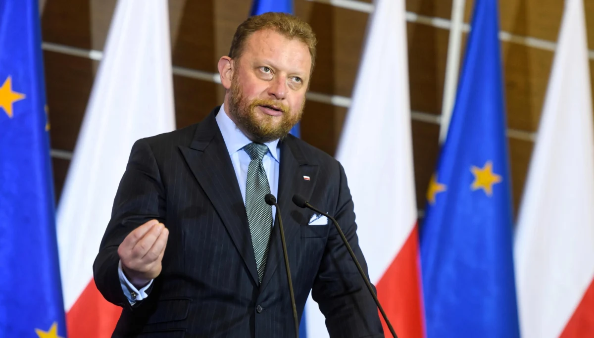 Być może osoby powracające z zagranicy będą musiały przejechać przez "testowy drive-thru" i zrobić wymaz. Oczywiście wprowadzenie kwarantanny także bierzemy pod uwagę - powiedział minister zdrowia Łukasz Szumowski w "Dzienniku Gazecie Prawnej". Zapowiedział także regulacje, pozwalające sklepom na to, by nie obsługiwały klientów, którzy nie mają maseczek. 