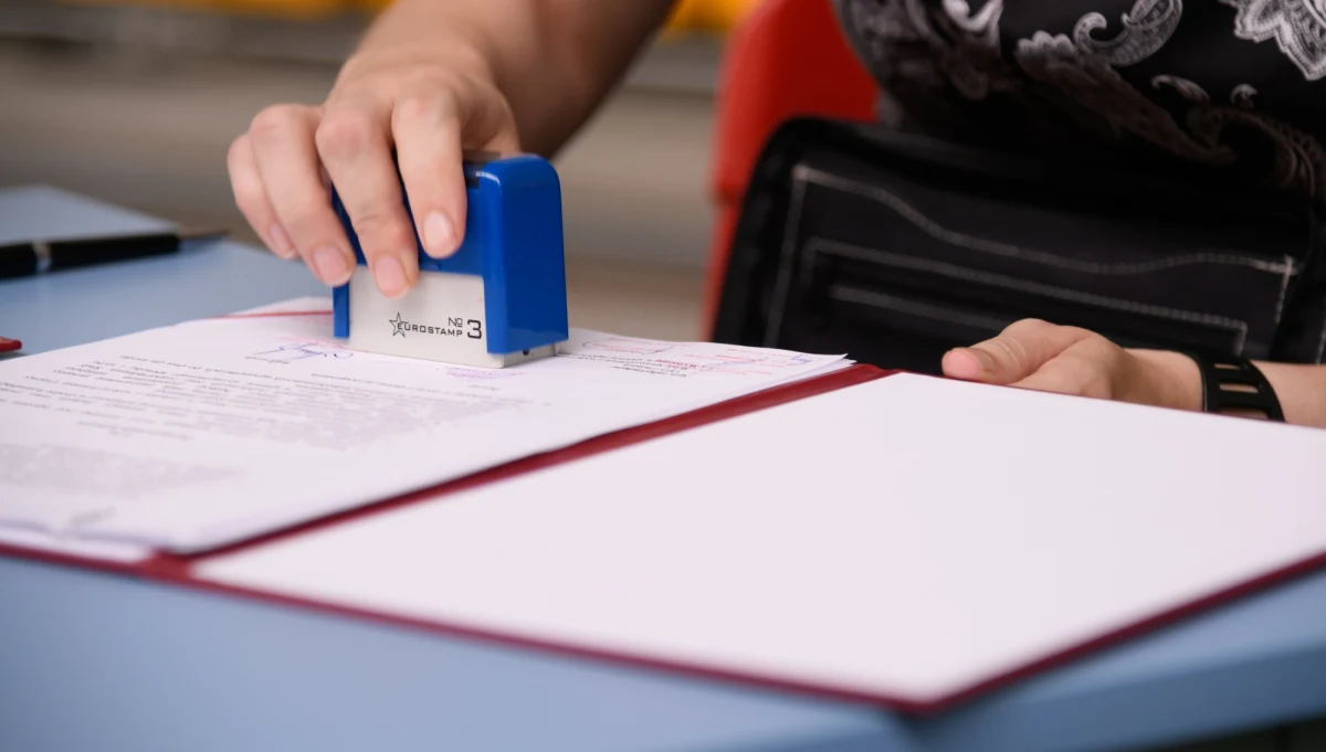 Uwaga na oszustów, którzy próbują naciągać metodą "na tarczę antykryzysową". Kolejny raz przed takimi próbami wyłudzania pieniędzy ostrzega Polski Fundusz Rozwoju. 