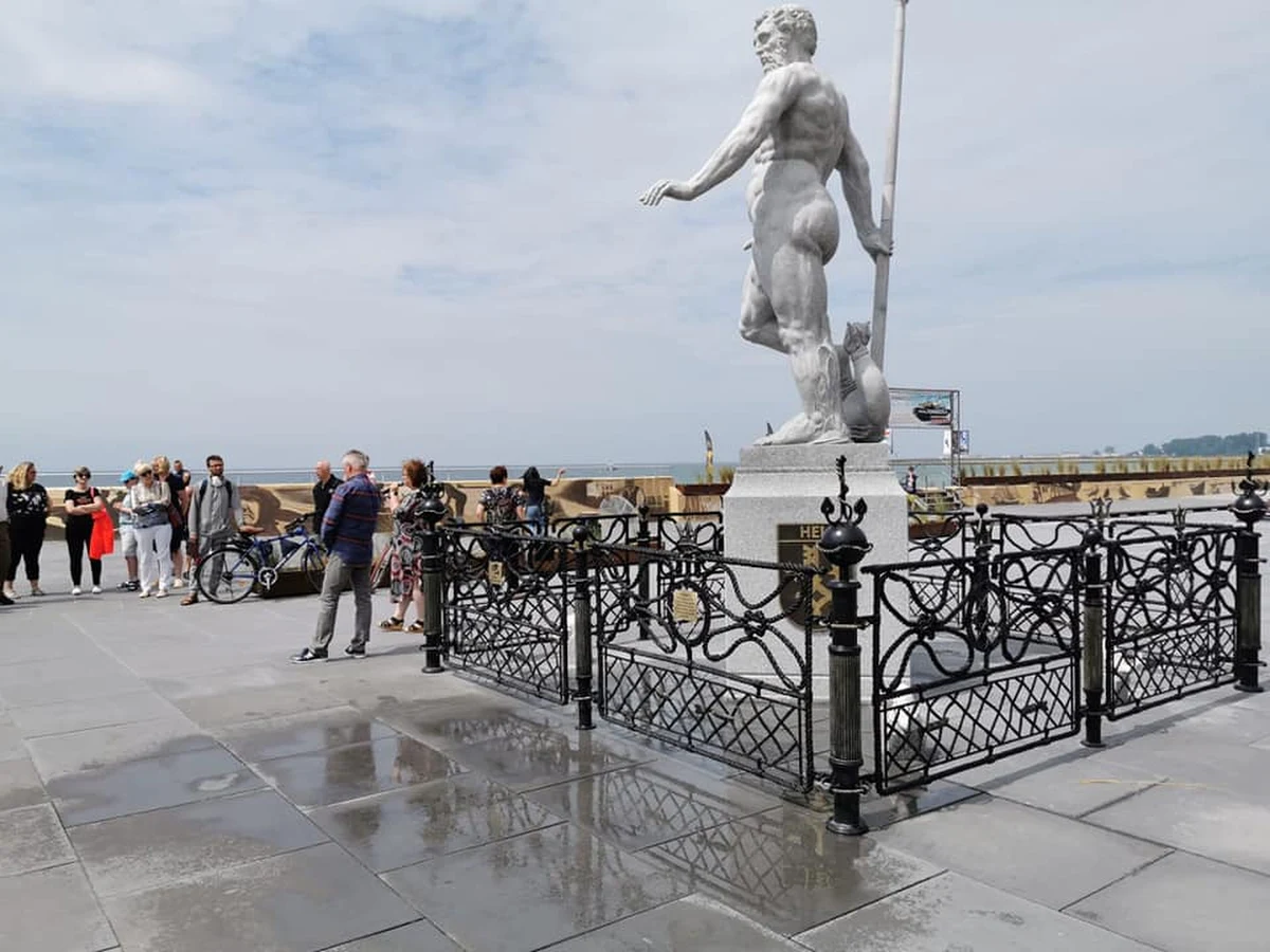 Zarzut uszkodzenia mienia usłyszał 22-latek z Warszawy, który w nocy z niedzieli na poniedziałek skandalicznie potraktował figurę Neptuna w Helu. Wandal pozbawił "władcę mórz"... penisa. Straty wyceniono na 30 tysięcy złotych. Sprawcy grozi nawet do 5 lat więzienia.