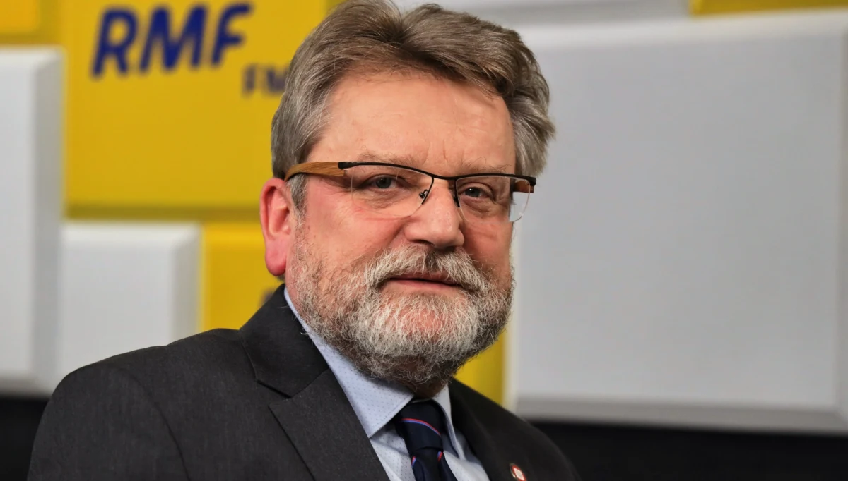 "Myślę, że prezydent podczas zaprzysiężenia maseczki nie powinien mieć, dlatego że pewnie będzie przemawiał. Będzie musiał także złożyć przysięgę i raczej ta maseczka by w istotny sposób przeszkadzała" - mówił w Rozmowie w samo południe w RMF FM Główny Inspektor Sanitarny Jarosław Pinkas. Podkreślił, że Andrzej Duda będzie mógł obyć się bez maski, bo będzie zachowywał "istotny dystans" od reszty. "Parlamentarzyści i zaproszeni goście tęż będą zachowywać dystans, nie tak duży jak pan prezydent, ale będą już mieli obowiązek założenia maseczek" - powiedział.