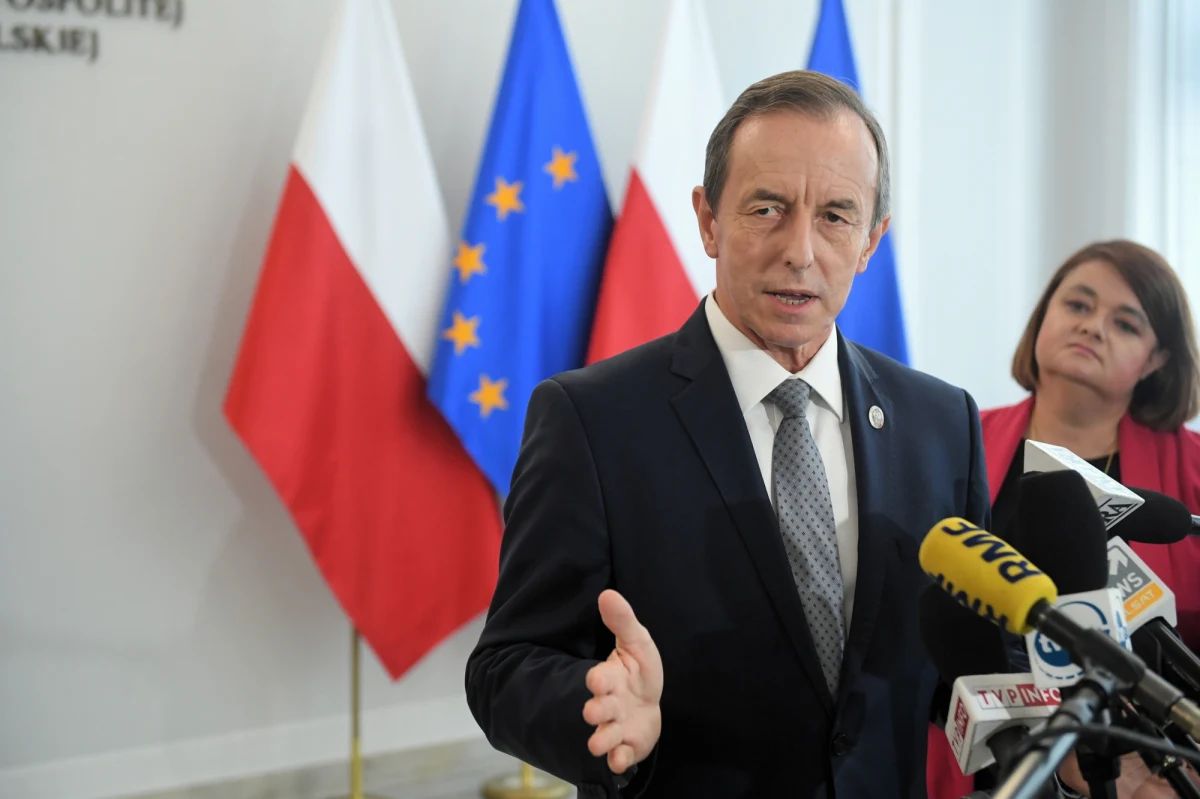 Nie miałem kontaktu z senatorami zarażonymi COVID-19, ale ze względu na Zgromadzenie Narodowe przeprowadzę test na własny koszt - zapowiedział marszałek Senatu Tomasz Grodzki. Jednocześnie dodał, że wszyscy senatorowie, którzy mieli kontakt z zarażonymi, będą przebadani na koszt państwa. Kilkunastu innych senatorów przejdzie jutro testy na obecność koronawirusa.