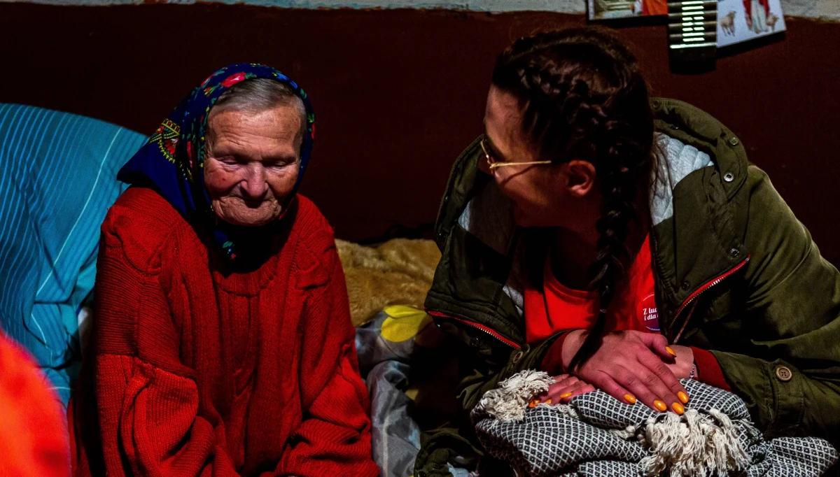 W wyniku pandemii koronawirusa SARS-CoV-2 co czwarty Polak utracił źródło dochodu, bądź ma w najbliższej rodzinie kogoś w takiej sytuacji. Pandemia dotknęła nas wszystkich, ale najbardziej uderzyła w grupy i tak już wykluczone społecznie oraz najmniej uprzywilejowane. By dotrzeć do 30 tys. rodzin i osób potrzebujących, potrzeba 9,5 tys. wolontariuszy Szlachetnej Paczki, która w tym roku będzie potrzebna bardziej niż kiedykolwiek. Pomoc trafi m.in. do osób dotkniętych skutkami pandemii.