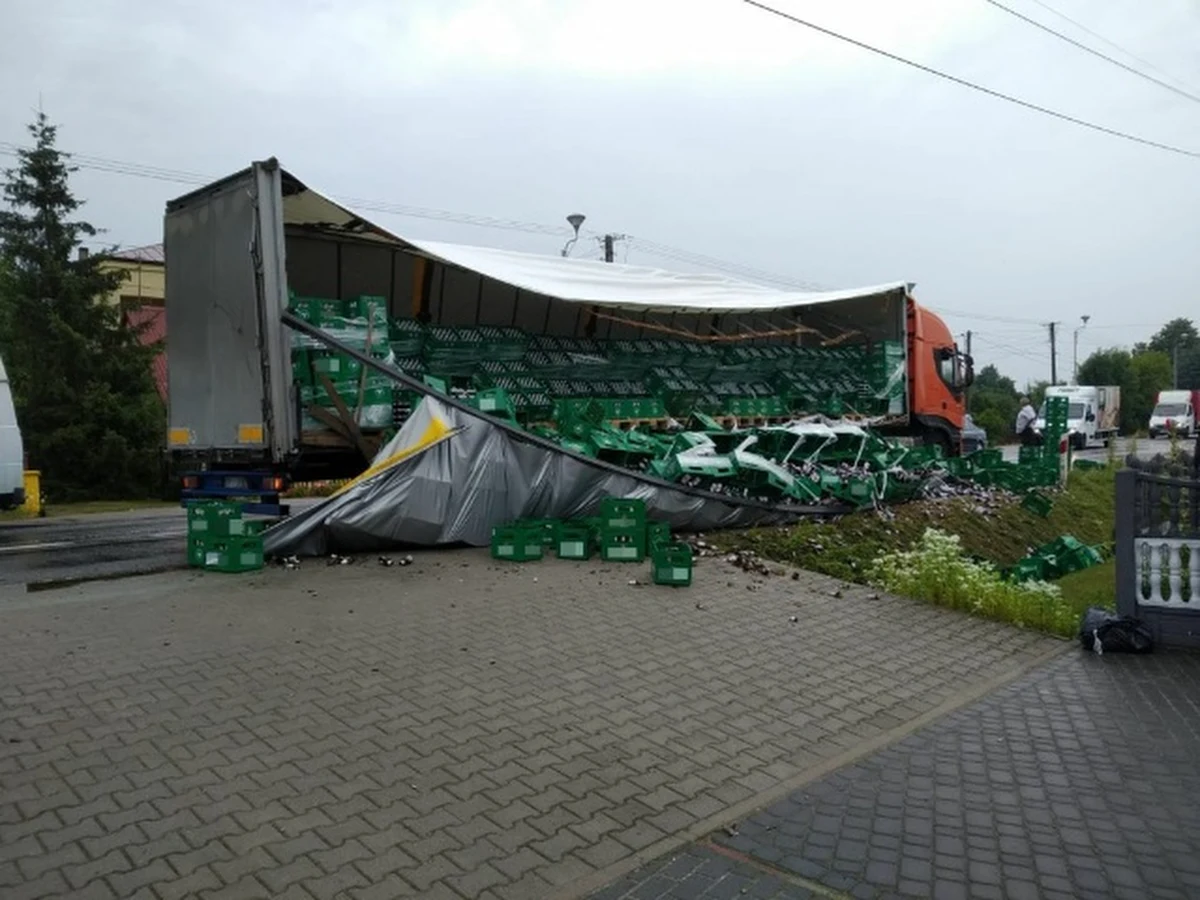 Do nietypowego zdarzenia doszło w godzinach porannych na DK 73 w województwie świętokrzyskim. W Morawicy na drogę wypadło kilkanaście transporterów z piwem.