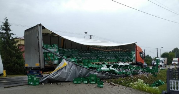 Do nietypowego zdarzenia doszło w godzinach porannych na DK 73 w województwie świętokrzyskim. W Morawicy na drogę wypadło kilkanaście transporterów z piwem.