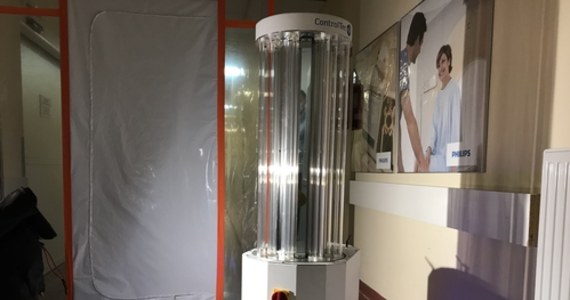 Jedna z wrocławskich firm skonstruowała robota do walki z koronawirusem. Potrafi sam się poruszać i jest wyposażony w 16 lamp UV-C. Te emitują promieniowanie ultrafioletowe, które zabija bakterie oraz wirusy. Urządzenie pozwala szybko, skutecznie i bezpiecznie odkazić pomieszczenia.