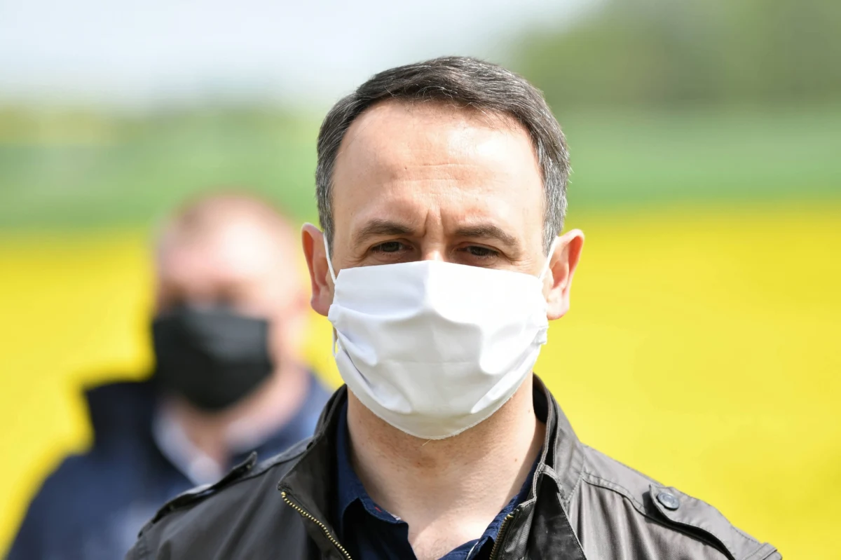 Dariusz Klimczak kolejnym polskim parlamentarzystą zarażonym koronawirusem. O zakażeniu poseł PSL poinformował na Twitterze. Test zrobił w związku z zapowiedzianym na czwartek posiedzeniem Zgromadzenia Narodowego, podczas którego Andrzej Duda zostanie zaprzysiężony na prezydenta na II kadencję.