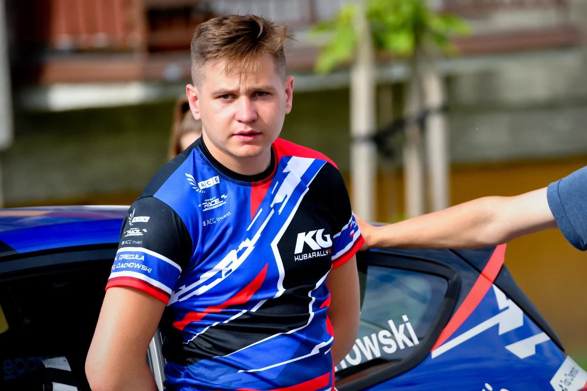 Dla Jakuba Greguły, który w tym roku zdawał maturę, tegoroczny sezon Rajdowych Samochodowych Mistrzostw Polski będzie pierwszym pełnym w karierze. Młody kierowca z Krakowa zasiądzie za kierownicą Forda Fiesty R2 i będzie rywalizował o zwycięstwo w klasyfikacji samochodów napędzanych na jedną oś. "Rok temu startowałem tylko w rajdzie Śląska" - podkreśla Greguła, z którym o celach na ten sezon RSMP rozmawiał Wojciech Marczyk z redakcji sportowej RMF FM.