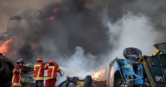 Nie jedna, ale według najnowszych informacji, kilka eksplozji wstrząsnęło stolicą Libanu, Bejrutem. W wyniku fali uderzeniowej w wielu punktach miasta, głównie w centrum, z mieszkań wylatywały szyby, zapadały się sufity, urywały się balkony, a spod gruzów wyciągani byli zakrwawieni ludzie. Z oficjalnych danych wynika, że zginęło 70 osób. Ponad 3600 zostało rannych - to najnowsze dane, które libańskie ministerstwo zdrowia podało we wtorek wieczorem, jak poinformowała na Twitterze katarska telewizja Al-Dżazira.