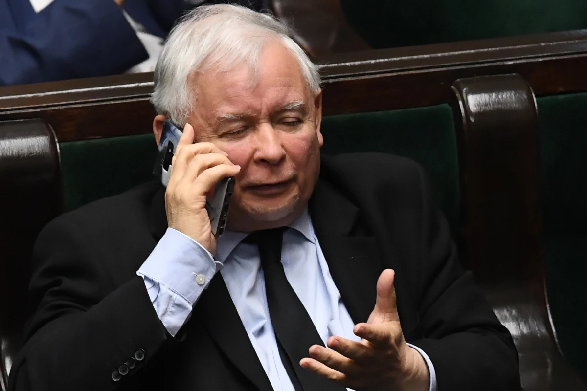 "We wrześniu, być może ostatecznie na początku października" przeprowadzona zostanie rekonstrukcja rządu, a zakładać będzie "daleko idące zmniejszenie liczby ministerstw" - ogłosił w rozmowie z Polską Agencją Prasową prezes Prawa i Sprawiedliwości Jarosław Kaczyński. Powtórzył, że premierem pozostanie Mateusz Morawiecki, i potwierdził doniesienia m.in. dziennikarzy RMF FM o tym, że w wyniku rekonstrukcji mniejsza liczba ministerstw przypadnie koalicjantom PiS-u: Solidarnej Polsce Zbigniewa Ziobry i Porozumieniu Jarosława Gowina. "To po prostu wynika ze zwykłej arytmetyki i to tak traktowanej bardzo - można powiedzieć - szczodrze dla naszych koalicjantów" - stwierdził.