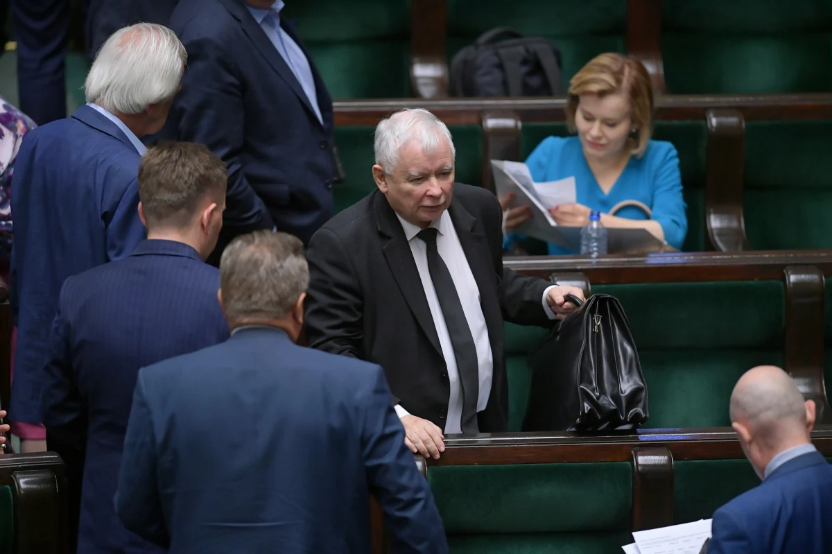 Rekonstrukcja rządu przeprowadzona zostanie we wrześniu lub najdalej na początku października, a plan zakłada "daleko idące zmniejszenie liczby ministerstw" - oświadczył w wywiadzie dla Polskiej Agencji Prasowej prezes Prawa i Sprawiedliwości Jarosław Kaczyński. Dodał, że po odchudzeniu rządu liczba resortów oscylowałaby "wokół 12", a "najbardziej radykalny plan mówi o nawet 11 ministerstwach". Jarosław Kaczyński mówił również o "niełatwych" rozmowach nt. rekonstrukcji z koalicjantami PiS, zamieszaniu wokół programu 500+, a konkretnie o temacie zastąpienia gotówki bonami, ekspansji Orlenu i o postawie opozycji wobec czwartkowego zaprzysiężenia prezydenta Andrzeja Dudy.