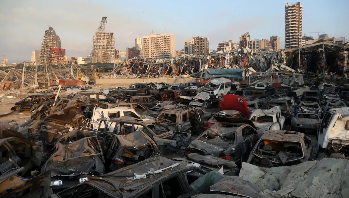 ​W potężnej eksplozji w Bejrucie zginęło co najmniej sto osób, a rannych jest około czterech tysięcy. Wiele osób jest zaginionych. W wyniku wybuchu w porcie uszkodzone zostały liczne budynki, a okna pękały nawet w odległości ponad 20 kilometrów od miejsca eksplozji.