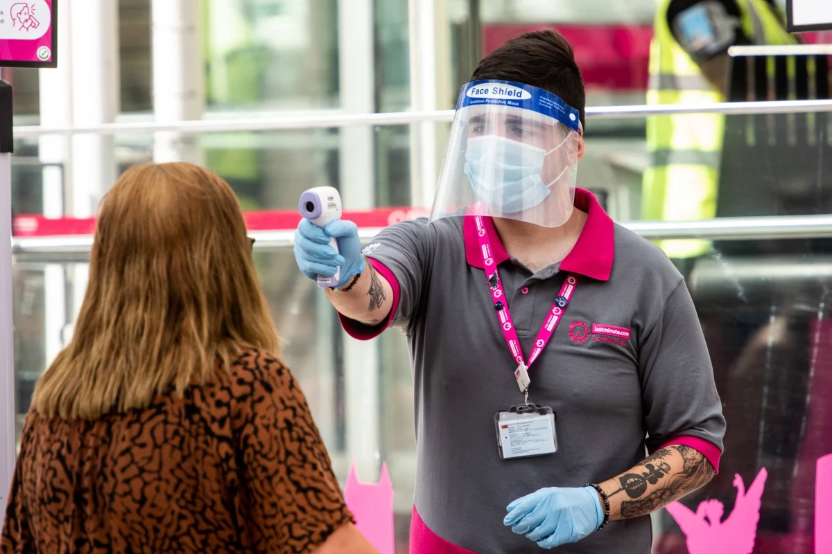  Brytyjska komisja parlamentarna ostro skrytykowała rząd premiera Borisa Johnsona za początkową strategię w walce z koronawirusem. Chodzi okres bezpośrednio poprzedzający wprowadzanie lockdownu 23 marca, kiedy to z niewyjaśnionych przyczyn wycofano zalecenia kwarantanny dla ludzi przyjeżdżających na Wyspy z krajów zagrożonych.