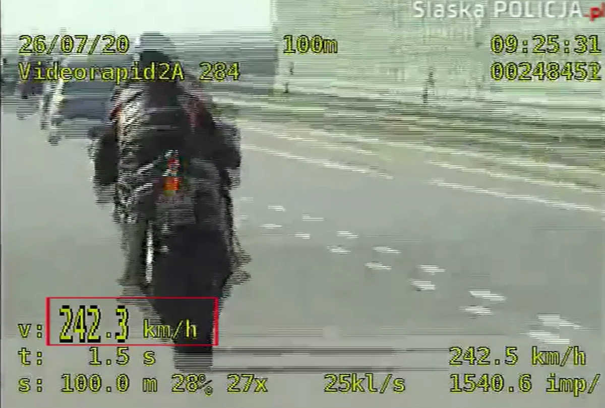 ​Z prędkością ponad 240 km na godzinę pędził motocyklem kierowca, którego policjanci z grupy "Speed" namierzyli na autostradzie A1 w Śląskiem. 52-latek nawet nie słyszał sygnałów jadącego za nim radiowozu.