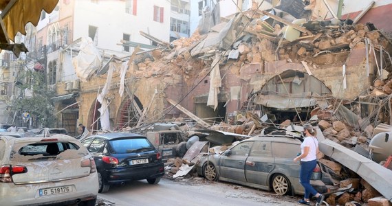 Libańskie władze wiedziały o tym, że w porcie w Bejrucie przechowywanych jest 2700 ton saletry amonowej i jak jest to groźne. Materiały wybuchowe leżały w hangarze nr 12 od sześciu lat. We wtorek wskutek potężnych eksplozji w składach, zniszczonych zostało kilka dzielnic, ogłoszono stan klęski żywiołowej. Jako przyczynę tragedii władze libańskie podały prace spawalnicze w składach, gdzie trzymano saletrę skonfiskowaną przez władze w 2014 roku.