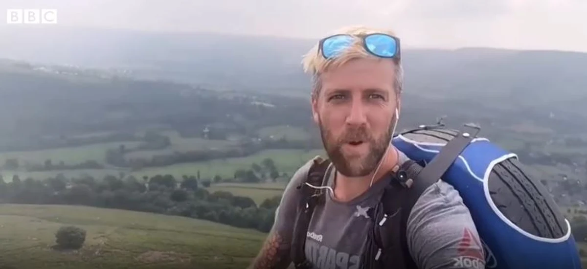 Jedni niosą na plecach krzyż, inni oponę samochodową. To historia Brytyjczyka, który z takim ciężarem przemierza park narodowy w Derbyshire. 