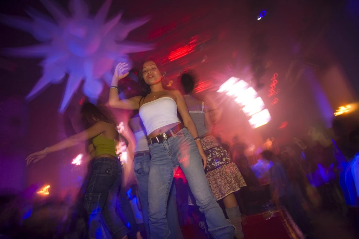 Władze Sopotu ustawiły tablice ostrzegające mieszkańców i turystów o konsekwencjach odwiedzin w klubach go-go. W ramach akcji, wydrukowano też ulotki dostępne w punktach Informacji Turystycznej oraz hotelach i pensjonatach.
