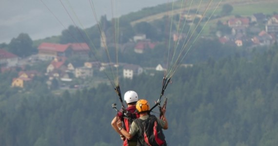 Dwoje paralotniarzy miało wypadek na lotnisku w wielkopolskim Michałkowie. Spadli z wysokości 50-70 metrów. Oboje natychmiast trafili do szpitali – poinformowała rzecznik prasowy ostrowskiej policji mł. asp. Małgorzata Michaś.