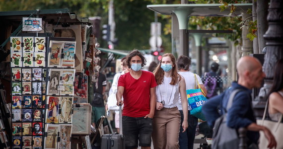 Wkrótce w niektórych położonych na zewnątrz i szczególnie uczęszczanych miejscach publicznych w Paryżu zostanie wprowadzony obowiązek noszenia maseczek ochronnych - poinformowały władze miasta i policja.